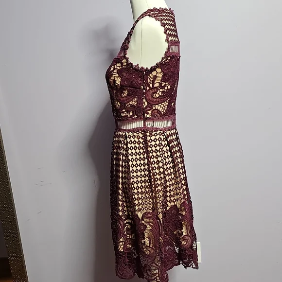 LA ROPERIA Pleated Cream w/Maroon Crochet Overlay Midi Dress - Picture 2 of 10